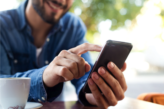 un homme sur son téléphone