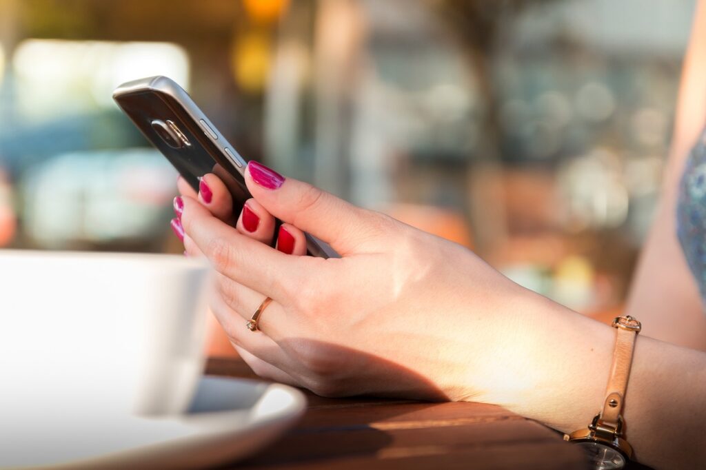 Une femme sur son téléphone